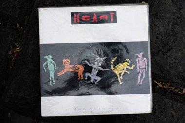 Lviv, Ukrayna - 13 Mayıs 2025: Heart 'Bad Animals' ın 1987 albümü kapağı kendine özgü sembolik ve renkli tasarımları gösteriyor.