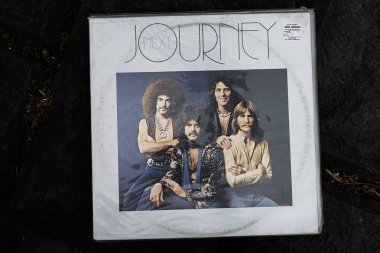 Lviv, Ukrayna - 13 Mayıs 2025: Journey vinil 1977 albümü Klasik rock dönemini klasik estetik ile resmeden bir sonraki albüm