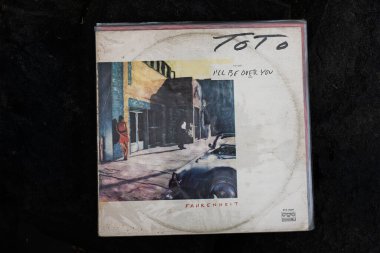 Lviv, Ukrayna - 13 Mayıs 2025: Toto Fahrenheit albümü ve sanat eserlerinin nostaljik tasarım sergilediği Retro Vinil 1986 kaydı