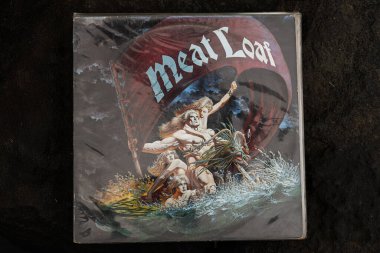 Lviv, Ukrayna - 13 Mayıs 2025: Meat Loaf 'un kapak sanatı Dead Ringer 1981 albümü dramatik görseller ve ikonik stil içeriyor