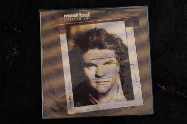 Lviv, Ukrayna - 13 Mayıs 2025: Meat Loaf 'un 1986 yapımı klasik rock plağı..