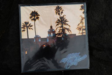 Lviv, Ukrayna - 13 Mayıs 2025: Klasik 1976 Eagles albümü, Amerikan rock müzik tarihinde bir dönüm noktası.