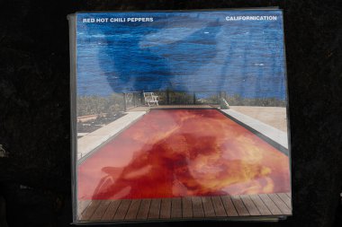 Lviv, Ukrayna - 13 Mayıs 2025: Red Hot Chili Peppers 'ın 1999 Californication albümünün klasik kapak resmi.