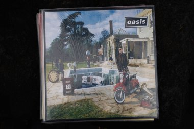 Lviv, Ukrayna - 13 Mayıs 2025: Oasis 1997 albüm kapağı.