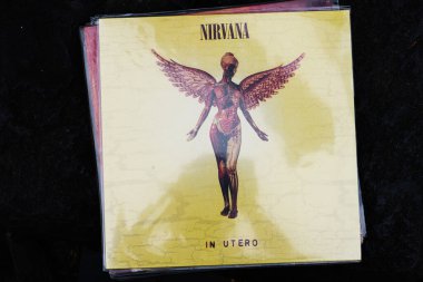 Lviv, Ukrayna - 13 Mayıs 2025: Vintage Nirvana 1993 Utero vinil albümünde alternatif stiller ve ikonik tasarım içeren üçüncü ve son albüm