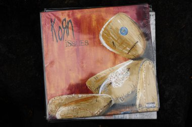 Lviv, Ukrayna - 13 Mayıs 2025: Korn 1999 albümü Issues, eşsiz kapak tasarımı.