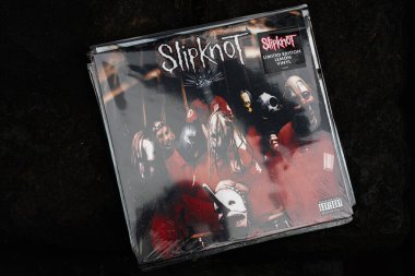 Lviv, Ukrayna - 13 Mayıs 2025: Özel mühürlü ambalaj ayrıntıları içeren Slipknot çıkış albümünün sınırlı sayıda basımı.