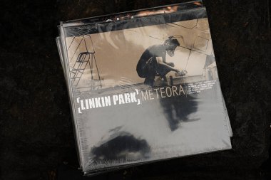 Lviv, Ukrayna - 13 Mayıs 2025: Linkin Park Meteora 2003 albümünün Vinil kaydı, benzersiz ve yaratıcı tasarım.