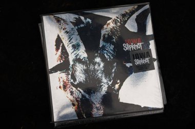 Lviv, Ukrayna - 13 Mayıs 2025: Slipknot Iowa 'nın vinil albümü 2001 yılında piyasaya sürüldü, heavy metal müzik.