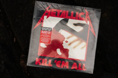 Lviv, Ukrayna - 13 Mayıs 2025: Metallica 'nın ilk stüdyo albümü Kill' Em All 'un 1983 yılındaki ilk grev paketi.