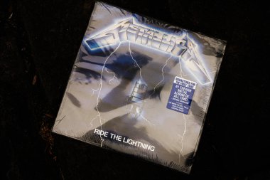 Lviv, Ukrayna - 13 Mayıs 2025: Metallica 1984 thrash metal albümü Ride the Lightning vinil cover