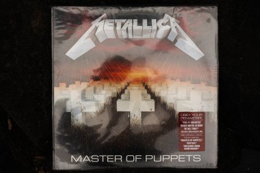 Lviv, Ukrayna - 13 Mayıs 2025: Iconic Master of Puppets kapağı Metallica 1986 metal müzik albümü.