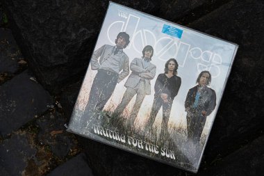 Lviv, Ukrayna - 13 Mayıs 2025: The Doors ikonik 1968 albümünün bir açık yüzey plağı