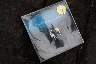 Lviv, Ukrayna - 13 Mayıs 2025: The Doors The Soft Parade 'in vinil kaydı, klasik 1969 albümü sergilenmektedir