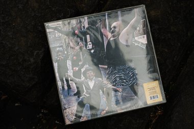 Lviv, Ukrayna - 13 Mayıs 2025: The Doors Strange Days 'in 1967 albümü açık havada sergilendi