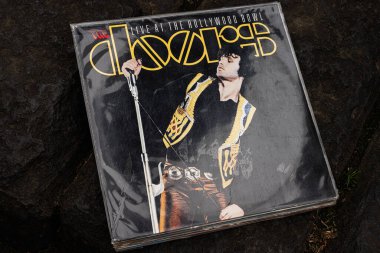 Lviv, Ukrayna - 13 Mayıs 2025: The Doors Live 'ın 1968 Hollywood Bowl albümünde yer aldığı klasik rock plağı.