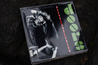 Lviv, Ukrayna - 13 Mayıs 2025: The ikonik 1983 albümü Alive, She Cried by The Doors in rock music vinyl.