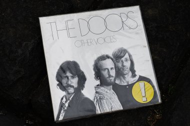 Lviv, Ukrayna - 13 Mayıs 2025: The Doors 1971 için albüm kapağı Diğer Sesler, rock müzik.
