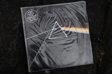 Lviv, Ukrayna - 13 Mayıs 2025: Iconic Pink Floyd The Dark Side of the Moon albümü 1973 rock müzik kültürünü temsil ediyor.