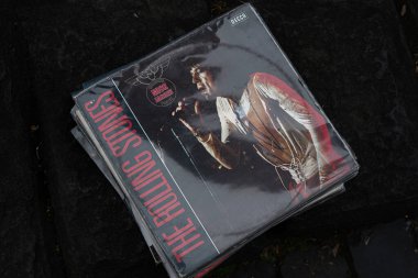 Lviv, Ukrayna - 13 Mayıs 2025: The Rolling Stones 'un bir albümünün yer aldığı eski plakların yığını.