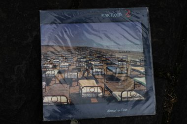 Lviv, Ukrayna - 13 Mayıs 2025: Pink Floyd 1987 'nin kapak sanatı Gerçeküstü bir sahnede bir dizi yatağın yer aldığı bir Anlık Mantık Hatası albümü.