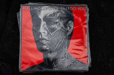 Lviv, Ukrayna - 13 Mayıs 2025: The Rolling Stones rock 1981 albümü Tattoo Cesur ve çetrefilli bir tasarımı içeren bir kapak.