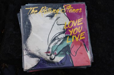 Lviv, Ukrayna - 13 Mayıs 2025: 1977 Rolling Stones Love You Live vinil albümü..