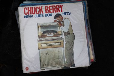 Lviv, Ukrayna - 13 Mayıs 2025: Chuck Berry 1961 müzik ve klasik müzik kutusunun yer aldığı Vinil albüm kapağı.