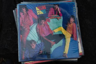 Lviv, Ukrayna - 13 Mayıs 2025: Rolling Stones 'un Dirty Work albümünün kapak resimlerinin yer aldığı renkli 1986 plağı.