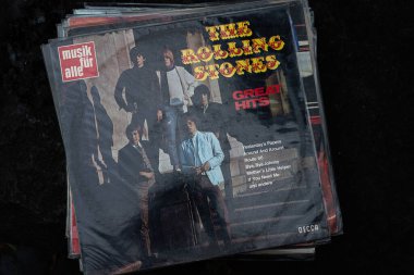 Lviv, Ukrayna - 13 Mayıs 2025: The Rolling Stones klasik müzik ve ikonik tarzın yer aldığı Retro vinil albüm