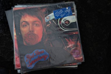 Lviv, Ukrayna - 13 Mayıs 2025: Paul McCartney albümü Red Rose Speedway için 1973 model vinil kapak resmi.