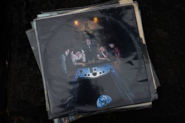 Lviv, Ukrayna - 13 Mayıs 2025: 1979 'da Egg' e dönüş. Benzersiz ve retro tasarımlı eski plak koleksiyonu.