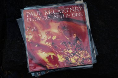 Lviv, Ukrayna - 13 Mayıs 2025: Paul McCartney 1989 albümü Flowers in the Dirt.
