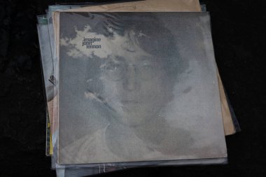 Lviv, Ukrayna - 13 Mayıs 2025: 1971 tarihli John Lennon Imagine albümünün klasik plak kapağı