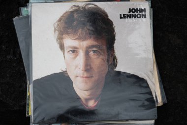 Lviv, Ukrayna - 13 Mayıs 2025: The John Lennon Collection 1982 Vinil sergilenen müzik ilhamı ve sanat