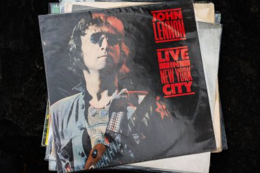 Lviv, Ukrayna - 13 Mayıs 2025: John Lennon ölümünden sonra New York City 'de 1986' dan kalma vinil plak kaydı