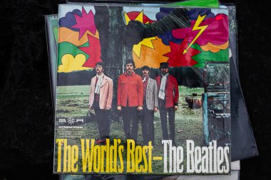 Lviv, Ukrayna - 13 Mayıs 2025: The Beatles 'ın ikonik rock grubu The Beatles' ın yer aldığı 1968 tarihli klasik albüm kapağı tasarımı.