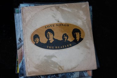 Lviv, Ukrayna - 13 Mayıs 2025: The Beatles Love Songs derleme tasarımının yer aldığı eski bir 1977 model plak kapağı.