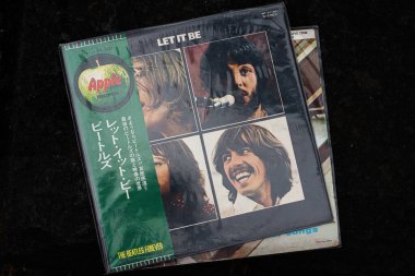 Lviv, Ukrayna - 13 Mayıs 2025: The Beatles, efsanevi rock müzik ikonu Classic Let It Be 1970 albüm kapağı