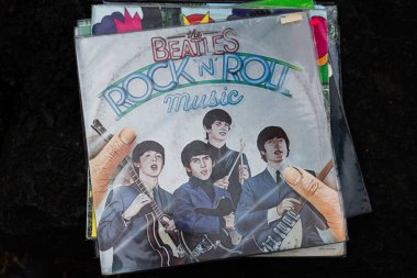 Lviv, Ukrayna - 13 Mayıs 2025: The Beatles 1976 Rock 'n' Roll müzik albümü için resimli vinil kapağı