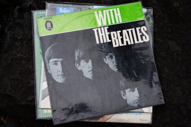 Lviv, Ukrayna - 13 Mayıs 2025: The Beatles ile birlikte 1963 tarihli plak kapakları koleksiyonu.