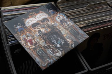 Lviv, Ukrayna - 13 Mayıs 2025: Bir müzik koleksiyonunda Michael Jackson Dangerous vinil albümünün ayrıntılı bir gösterisi.