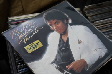 Lviv, Ukrayna - 13 Mayıs 2025: Michael Jackson 1982 Thriller albüm kapağı zamansız dans-pop müzik türü.