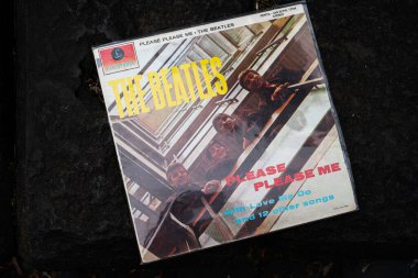 Lviv, Ukrayna - 13 Mayıs 2025: The Beatles 'ın 1963 tarihli albümünün vinil albüm kapağı, Please Please Me