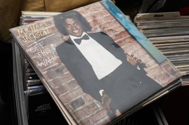 Lviv, Ukrayna - 13 Mayıs 2025: Michael Jackson 'ın 1979 duvarındaki plağın yakın çekimi, disko tarihini sembolize ediyor.