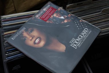 Lviv, Ukrayna - 13 Mayıs 2025: The Bodyguard için The Bodyguard 'ın 1992' de piyasaya sürdüğü vinil soundtrack albümü.