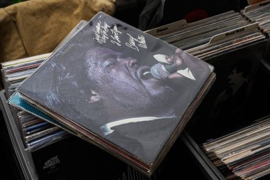 Lviv, Ukrayna - 13 Mayıs 2025: Seni seviyorum demenin başka bir yolu, Barry White 1975. Soul ve R & B türlerinden çeşitli sanatçıların yer aldığı ikonik vinil plakların bir koleksiyonu.