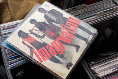 Lviv, Ukrayna - 13 Mayıs 2025: 1985 tarihli albüm çalışmaları ve bir yığın plağın yer aldığı Imagination plağı.