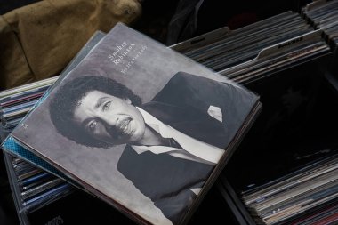 Lviv, Ukrayna - 13 Mayıs 2025: Bir Smokey Robinson plak koleksiyonu arasında belirgin bir şekilde sergilenmektedir.