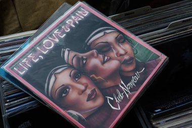 Lviv, Ukrayna - 13 Mayıs 2025: Club Nouveau 'nun 1986 tarihli plak albümü Life, Love and Pain in a record stack